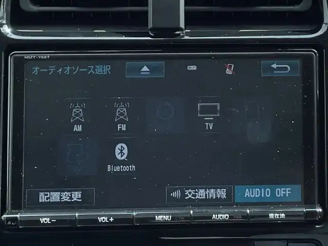 トヨタ プリウス Sセーフティプラス ツートーン 滋賀県 2018(平30)年 4.3万km スティールブロンドM 純正9インチナビ/（AM/FM/CD/DVD/Bluetooth/TVフルセグ/SD/T-connect）/プリクラッシュセーフティシステム/フロントカメラ/バックカメラ/クルーズコントロール/ビルトインETC/レーンキープアシスト/コーナーセンサー/ステアリングスイッチ/ハンズフリーフォン/オートライト/オートエアコン/オートハイビーム/ドライブレコーダー/電動格納ミラー/横滑り防止/パーキングアシスト/パワーウィンドウ/フロントフォグ/スマートキー/スペアキー/プッシュスタート/純正フロアマット/ドアバイザー