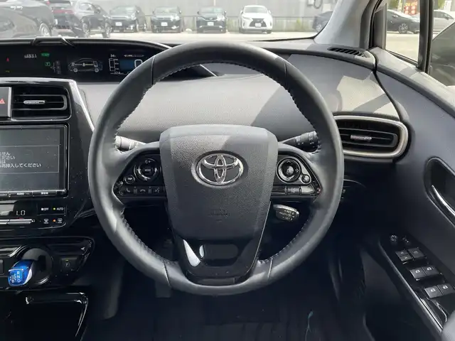 トヨタ プリウス Sセーフティプラス ツートーン 滋賀県 2018(平30)年 4.3万km スティールブロンドM 純正9インチナビ/（AM/FM/CD/DVD/Bluetooth/TVフルセグ/SD/T-connect）/プリクラッシュセーフティシステム/フロントカメラ/バックカメラ/クルーズコントロール/ビルトインETC/レーンキープアシスト/コーナーセンサー/ステアリングスイッチ/ハンズフリーフォン/オートライト/オートエアコン/オートハイビーム/ドライブレコーダー/電動格納ミラー/横滑り防止/パーキングアシスト/パワーウィンドウ/フロントフォグ/スマートキー/スペアキー/プッシュスタート/純正フロアマット/ドアバイザー
