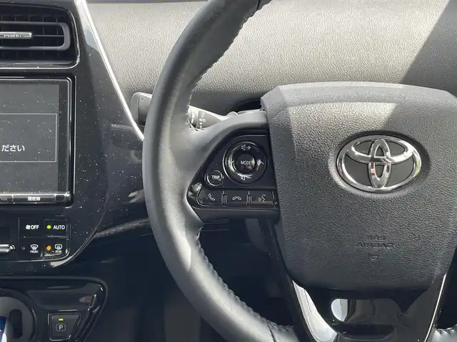 トヨタ プリウス Sセーフティプラス ツートーン 滋賀県 2018(平30)年 4.3万km スティールブロンドM 純正9インチナビ/（AM/FM/CD/DVD/Bluetooth/TVフルセグ/SD/T-connect）/プリクラッシュセーフティシステム/フロントカメラ/バックカメラ/クルーズコントロール/ビルトインETC/レーンキープアシスト/コーナーセンサー/ステアリングスイッチ/ハンズフリーフォン/オートライト/オートエアコン/オートハイビーム/ドライブレコーダー/電動格納ミラー/横滑り防止/パーキングアシスト/パワーウィンドウ/フロントフォグ/スマートキー/スペアキー/プッシュスタート/純正フロアマット/ドアバイザー
