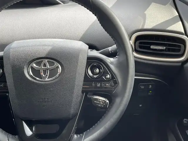 トヨタ プリウス Sセーフティプラス ツートーン 滋賀県 2018(平30)年 4.3万km スティールブロンドM 純正9インチナビ/（AM/FM/CD/DVD/Bluetooth/TVフルセグ/SD/T-connect）/プリクラッシュセーフティシステム/フロントカメラ/バックカメラ/クルーズコントロール/ビルトインETC/レーンキープアシスト/コーナーセンサー/ステアリングスイッチ/ハンズフリーフォン/オートライト/オートエアコン/オートハイビーム/ドライブレコーダー/電動格納ミラー/横滑り防止/パーキングアシスト/パワーウィンドウ/フロントフォグ/スマートキー/スペアキー/プッシュスタート/純正フロアマット/ドアバイザー