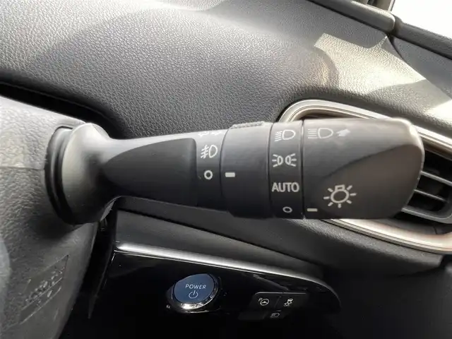 トヨタ プリウス Sセーフティプラス ツートーン 滋賀県 2018(平30)年 4.3万km スティールブロンドM 純正9インチナビ/（AM/FM/CD/DVD/Bluetooth/TVフルセグ/SD/T-connect）/プリクラッシュセーフティシステム/フロントカメラ/バックカメラ/クルーズコントロール/ビルトインETC/レーンキープアシスト/コーナーセンサー/ステアリングスイッチ/ハンズフリーフォン/オートライト/オートエアコン/オートハイビーム/ドライブレコーダー/電動格納ミラー/横滑り防止/パーキングアシスト/パワーウィンドウ/フロントフォグ/スマートキー/スペアキー/プッシュスタート/純正フロアマット/ドアバイザー