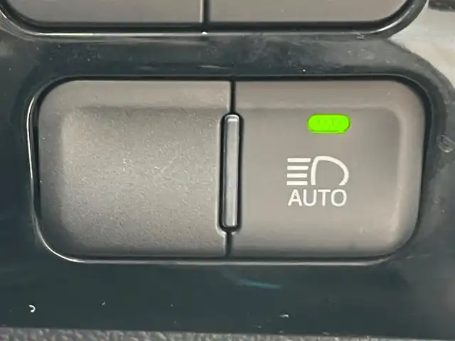 トヨタ プリウス Sセーフティプラス ツートーン 滋賀県 2018(平30)年 4.3万km スティールブロンドM 純正9インチナビ/（AM/FM/CD/DVD/Bluetooth/TVフルセグ/SD/T-connect）/プリクラッシュセーフティシステム/フロントカメラ/バックカメラ/クルーズコントロール/ビルトインETC/レーンキープアシスト/コーナーセンサー/ステアリングスイッチ/ハンズフリーフォン/オートライト/オートエアコン/オートハイビーム/ドライブレコーダー/電動格納ミラー/横滑り防止/パーキングアシスト/パワーウィンドウ/フロントフォグ/スマートキー/スペアキー/プッシュスタート/純正フロアマット/ドアバイザー