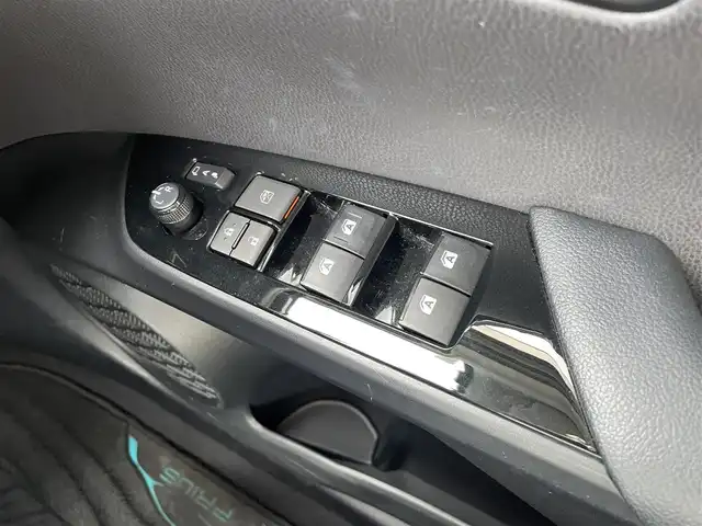 トヨタ プリウス Sセーフティプラス ツートーン 滋賀県 2018(平30)年 4.3万km スティールブロンドM 純正9インチナビ/（AM/FM/CD/DVD/Bluetooth/TVフルセグ/SD/T-connect）/プリクラッシュセーフティシステム/フロントカメラ/バックカメラ/クルーズコントロール/ビルトインETC/レーンキープアシスト/コーナーセンサー/ステアリングスイッチ/ハンズフリーフォン/オートライト/オートエアコン/オートハイビーム/ドライブレコーダー/電動格納ミラー/横滑り防止/パーキングアシスト/パワーウィンドウ/フロントフォグ/スマートキー/スペアキー/プッシュスタート/純正フロアマット/ドアバイザー