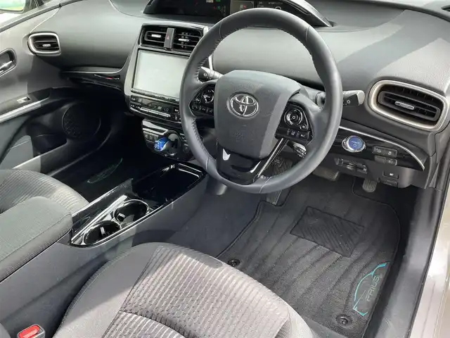 トヨタ プリウス Sセーフティプラス ツートーン 滋賀県 2018(平30)年 4.3万km スティールブロンドM 純正9インチナビ/（AM/FM/CD/DVD/Bluetooth/TVフルセグ/SD/T-connect）/プリクラッシュセーフティシステム/フロントカメラ/バックカメラ/クルーズコントロール/ビルトインETC/レーンキープアシスト/コーナーセンサー/ステアリングスイッチ/ハンズフリーフォン/オートライト/オートエアコン/オートハイビーム/ドライブレコーダー/電動格納ミラー/横滑り防止/パーキングアシスト/パワーウィンドウ/フロントフォグ/スマートキー/スペアキー/プッシュスタート/純正フロアマット/ドアバイザー