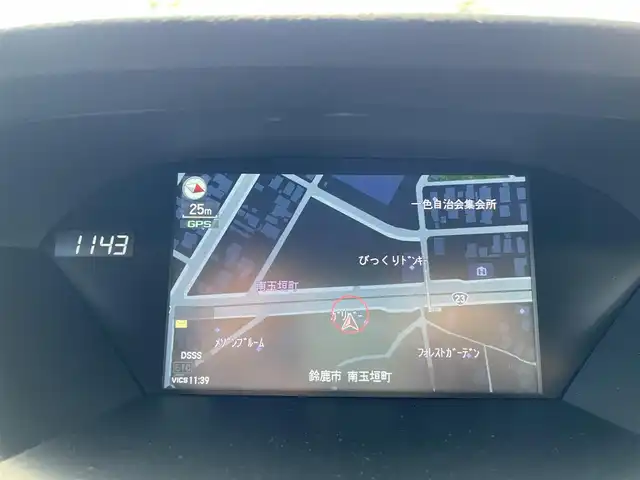 ホンダ レジェンド ハイブリッド EX 三重県 2015(平27)年 8.1万km ホワイトオーキッドパール 登録時80651km/SR/黒革シート/KRELLスピーカー/純正ナビ/（AM/FM/TV/Bluetooth/HDMI）/フルセグTV/アラウンドビューモニター/ビルトインETC/ステアリングスイッチ/パドルシフト/レーダークルーズコントロール/オートライト/シートメモリー/パワーシート/シートヒーター（全席）/シートクーラー/衝突軽減システム/レーンキープアシスト/コーナーセンサー/HUD/プッシュスタート/純正フロアマット/純正19インチアルミ