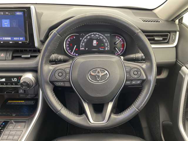 トヨタ ＲＡＶ４ G 愛知県 2019(令1)年 5.7万km ホワイトパールクリスタルシャイン TRDエアロパーツ/純正9型ナビ/サンルーフ/レーダークルーズコントロール/シートヒーター/バックカメラ/電動リアゲート/パワーシート/コーナーセンサー/純正アルミホイール/ルーフレール/ETC2.0/ブラインドスポットモニター/４WD/LEDヘッドライト/ステアリングヒーター/オートマチックハイビーム/ワイヤレス充電器/ドライブレコーダー/衝突軽減システム/フルセグ/CD DVD/Bluetooth/ステアリングスイッチ/スマートキー/プッシュスタート