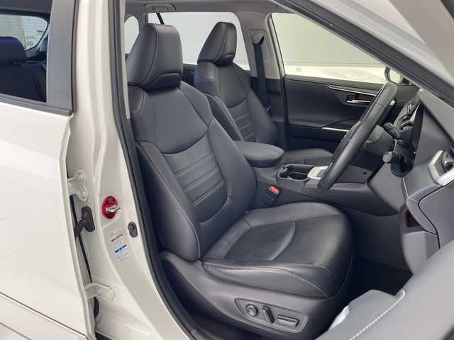 トヨタ ＲＡＶ４ G 愛知県 2019(令1)年 5.7万km ホワイトパールクリスタルシャイン TRDエアロパーツ/純正9型ナビ/サンルーフ/レーダークルーズコントロール/シートヒーター/バックカメラ/電動リアゲート/パワーシート/コーナーセンサー/純正アルミホイール/ルーフレール/ETC2.0/ブラインドスポットモニター/４WD/LEDヘッドライト/ステアリングヒーター/オートマチックハイビーム/ワイヤレス充電器/ドライブレコーダー/衝突軽減システム/フルセグ/CD DVD/Bluetooth/ステアリングスイッチ/スマートキー/プッシュスタート