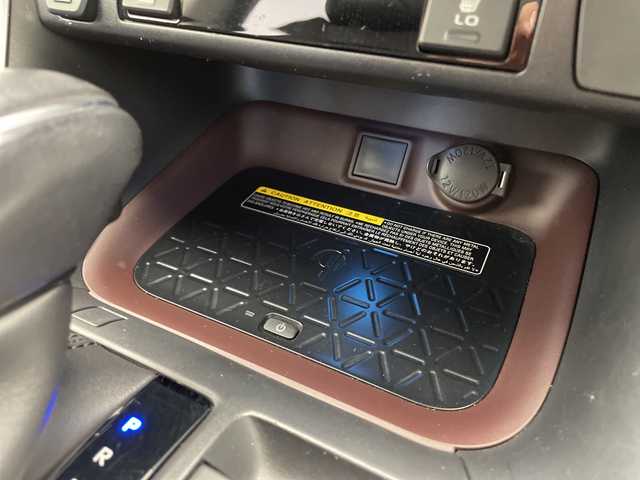 トヨタ ＲＡＶ４ G 愛知県 2019(令1)年 5.7万km ホワイトパールクリスタルシャイン TRDエアロパーツ/純正9型ナビ/サンルーフ/レーダークルーズコントロール/シートヒーター/バックカメラ/電動リアゲート/パワーシート/コーナーセンサー/純正アルミホイール/ルーフレール/ETC2.0/ブラインドスポットモニター/４WD/LEDヘッドライト/ステアリングヒーター/オートマチックハイビーム/ワイヤレス充電器/ドライブレコーダー/衝突軽減システム/フルセグ/CD DVD/Bluetooth/ステアリングスイッチ/スマートキー/プッシュスタート