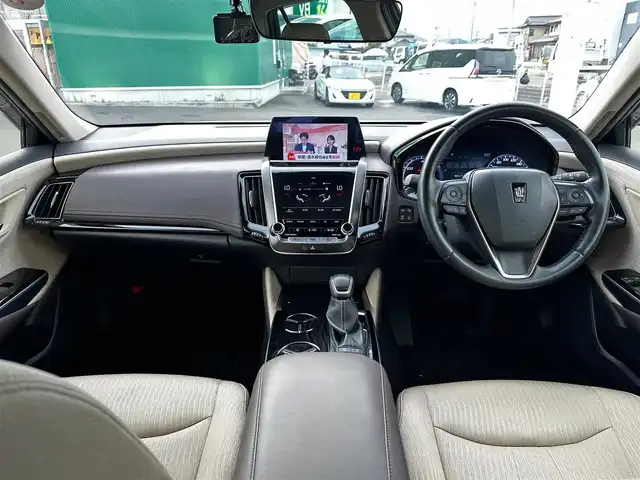 トヨタ クラウン ハイブリッド S Cパッケージ 宮城県 2018(平30)年 3.4万km ホワイトパールクリスタルシャイン セーフティパッケージプラス/・パーキングサポートブレーキ/リアカメラディテクション/・パノラミックビューモニター/・インテリジェントパーキングアシスト2/・カラーヘッドアップディスプレイ/＝＝＝/セーフティセンス/・プリクラッシュセーフティ/・レーントレーシングアシスト/・レーダークルーズコントロール/・オートマチックハイビーム/・ロードサインアシスト/・先行車発進告知機能/ブラインドスポットモニター/リアクロストラフィックオートブレーキ/リアクロストラフィックアラート/純正ナビ/・CD/DVD/・Bluetooth/・フルセグTV/ビルトインETC/ドライブレコーダー/AC100V/100Wコンセント/パワーシート/シートヒーター/ステアリグヒーター/革巻きステアリング/パドルシフト/電動パーキングブレーキ/ブレーキホールド/LEDヘッドランプ/フォグランプ/スマートキー＆プッシュスタート/スペアキー/電動格納ミラー/純正17インチAW/純正フロアマット/純正ドアバイザー/W/サイド/カーテンエアバッグ