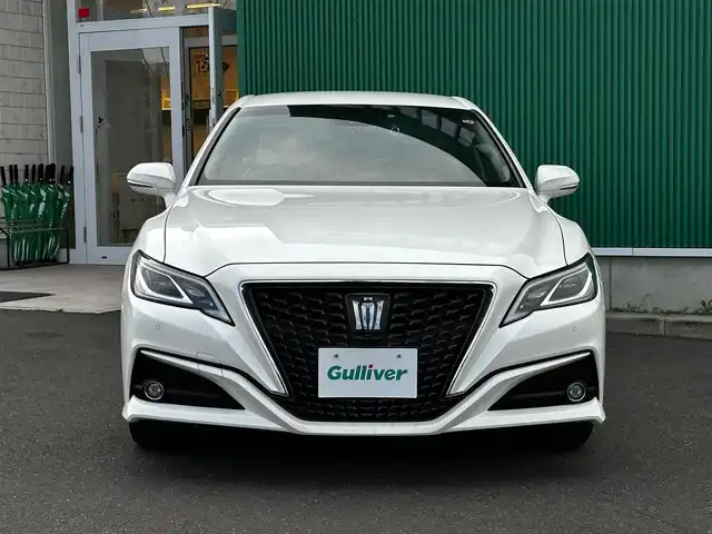 トヨタ クラウン ハイブリッド S Cパッケージ 宮城県 2018(平30)年 3.4万km ホワイトパールクリスタルシャイン セーフティパッケージプラス/・パーキングサポートブレーキ/リアカメラディテクション/・パノラミックビューモニター/・インテリジェントパーキングアシスト2/・カラーヘッドアップディスプレイ/＝＝＝/セーフティセンス/・プリクラッシュセーフティ/・レーントレーシングアシスト/・レーダークルーズコントロール/・オートマチックハイビーム/・ロードサインアシスト/・先行車発進告知機能/ブラインドスポットモニター/リアクロストラフィックオートブレーキ/リアクロストラフィックアラート/純正ナビ/・CD/DVD/・Bluetooth/・フルセグTV/ビルトインETC/ドライブレコーダー/AC100V/100Wコンセント/パワーシート/シートヒーター/ステアリグヒーター/革巻きステアリング/パドルシフト/電動パーキングブレーキ/ブレーキホールド/LEDヘッドランプ/フォグランプ/スマートキー＆プッシュスタート/スペアキー/電動格納ミラー/純正17インチAW/純正フロアマット/純正ドアバイザー/W/サイド/カーテンエアバッグ