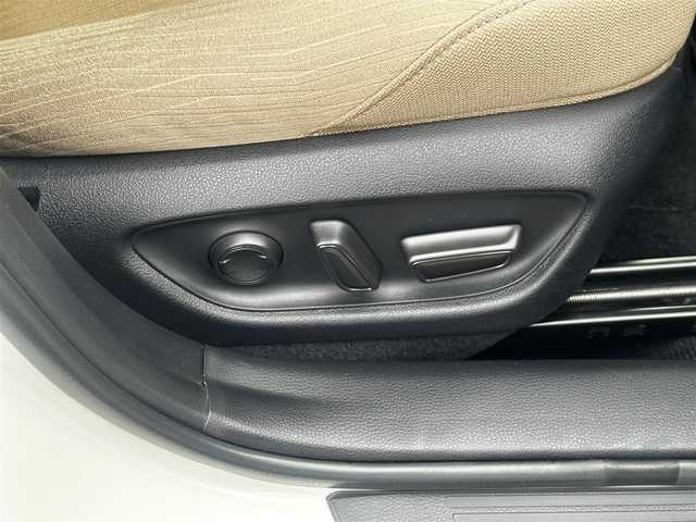 トヨタ クラウン ハイブリッド S Cパッケージ 宮城県 2018(平30)年 3.4万km ホワイトパールクリスタルシャイン セーフティパッケージプラス/・パーキングサポートブレーキ/リアカメラディテクション/・パノラミックビューモニター/・インテリジェントパーキングアシスト2/・カラーヘッドアップディスプレイ/＝＝＝/セーフティセンス/・プリクラッシュセーフティ/・レーントレーシングアシスト/・レーダークルーズコントロール/・オートマチックハイビーム/・ロードサインアシスト/・先行車発進告知機能/ブラインドスポットモニター/リアクロストラフィックオートブレーキ/リアクロストラフィックアラート/純正ナビ/・CD/DVD/・Bluetooth/・フルセグTV/ビルトインETC/ドライブレコーダー/AC100V/100Wコンセント/パワーシート/シートヒーター/ステアリグヒーター/革巻きステアリング/パドルシフト/電動パーキングブレーキ/ブレーキホールド/LEDヘッドランプ/フォグランプ/スマートキー＆プッシュスタート/スペアキー/電動格納ミラー/純正17インチAW/純正フロアマット/純正ドアバイザー/W/サイド/カーテンエアバッグ