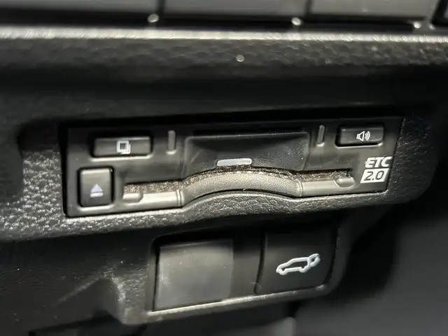 トヨタ カローラ クロス ハイブリッド Z 熊本県 2025(令7)年 0.7万km アティチュードブラックマイカ/プラチナホワイトパールマイカ パノラマルーフ/純正10.5インチディスプレイオーディオ/（Bluetooth/フルセグTV）/パノラミックビューモニター/ブラインドスポットモニター/電動リアゲート/レーダークルーズコントロール/LEDヘッドライト/ハーフレザーシート/シートヒーター/純正18インチナビ/スマートキー/ETC2.0