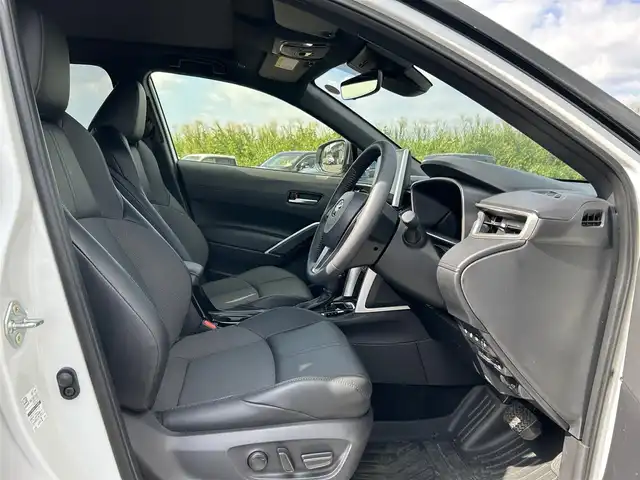 トヨタ カローラ クロス ハイブリッド Z 熊本県 2025(令7)年 0.7万km アティチュードブラックマイカ/プラチナホワイトパールマイカ パノラマルーフ/純正10.5インチディスプレイオーディオ/（Bluetooth/フルセグTV）/パノラミックビューモニター/ブラインドスポットモニター/電動リアゲート/レーダークルーズコントロール/LEDヘッドライト/ハーフレザーシート/シートヒーター/純正18インチナビ/スマートキー/ETC2.0