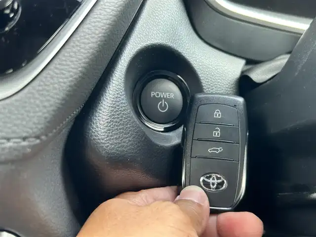 トヨタ カローラ クロス ハイブリッド Z 熊本県 2025(令7)年 0.7万km アティチュードブラックマイカ/プラチナホワイトパールマイカ パノラマルーフ/純正10.5インチディスプレイオーディオ/（Bluetooth/フルセグTV）/パノラミックビューモニター/ブラインドスポットモニター/電動リアゲート/レーダークルーズコントロール/LEDヘッドライト/ハーフレザーシート/シートヒーター/純正18インチナビ/スマートキー/ETC2.0