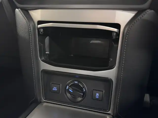 トヨタ ランドクルーザー プラド TX Lパッケージ 三重県 2020(令2)年 6万km ホワイトパールクリスタルシャイン ガソリン/パートタイム4WD/MTモード付フロア6AT/【OP】純正 8インチナビ /（AM/FM/CD/DVD/Blu-ray/SDREC/SD/USB/Bluetooth/AUX/TV）/バックカメラ/ドライブレコーダー 前方/ビルトイン ETC2.0/Toyota Safety Sense/・プリクラッシュセーフティ［PCS］/・レーンディパーチャーアラート［LDA］/・レーダークルコン/・オートハイビーム［AHB］/・【OP】クリアランスソナー＆バックソナー/・トラクションコントロールシステム/装備/・【OP】電動ムーンルーフ/・【OP】ルーフレール（ブラック）/・本革シート（ブラック）/・シートヒーター/ベンチレーション（D/N）/・パワーシート（D8way&ランバーサポート/N4way）/・オートライト/・LED ヘッドランプ＆フロントフォグランプ/・ヘッドライトウォッシャー/・ステアリングスイッチ/・雨滴感応式フロントワイパー/・【OP】純正19inAW/・プッシュスタート/・スマートキーx2/・保/取/ナビ取/など