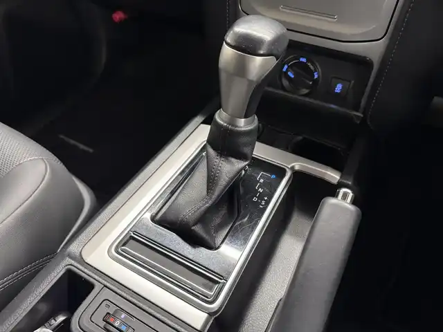 トヨタ ランドクルーザー プラド TX Lパッケージ 三重県 2020(令2)年 6万km ホワイトパールクリスタルシャイン ガソリン/パートタイム4WD/MTモード付フロア6AT/【OP】純正 8インチナビ /（AM/FM/CD/DVD/Blu-ray/SDREC/SD/USB/Bluetooth/AUX/TV）/バックカメラ/ドライブレコーダー 前方/ビルトイン ETC2.0/Toyota Safety Sense/・プリクラッシュセーフティ［PCS］/・レーンディパーチャーアラート［LDA］/・レーダークルコン/・オートハイビーム［AHB］/・【OP】クリアランスソナー＆バックソナー/・トラクションコントロールシステム/装備/・【OP】電動ムーンルーフ/・【OP】ルーフレール（ブラック）/・本革シート（ブラック）/・シートヒーター/ベンチレーション（D/N）/・パワーシート（D8way&ランバーサポート/N4way）/・オートライト/・LED ヘッドランプ＆フロントフォグランプ/・ヘッドライトウォッシャー/・ステアリングスイッチ/・雨滴感応式フロントワイパー/・【OP】純正19inAW/・プッシュスタート/・スマートキーx2/・保/取/ナビ取/など