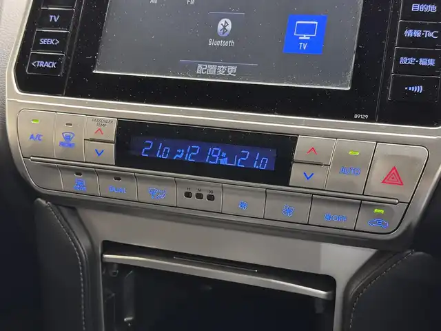 トヨタ ランドクルーザー プラド TX Lパッケージ 三重県 2020(令2)年 6万km ホワイトパールクリスタルシャイン ガソリン/パートタイム4WD/MTモード付フロア6AT/【OP】純正 8インチナビ /（AM/FM/CD/DVD/Blu-ray/SDREC/SD/USB/Bluetooth/AUX/TV）/バックカメラ/ドライブレコーダー 前方/ビルトイン ETC2.0/Toyota Safety Sense/・プリクラッシュセーフティ［PCS］/・レーンディパーチャーアラート［LDA］/・レーダークルコン/・オートハイビーム［AHB］/・【OP】クリアランスソナー＆バックソナー/・トラクションコントロールシステム/装備/・【OP】電動ムーンルーフ/・【OP】ルーフレール（ブラック）/・本革シート（ブラック）/・シートヒーター/ベンチレーション（D/N）/・パワーシート（D8way&ランバーサポート/N4way）/・オートライト/・LED ヘッドランプ＆フロントフォグランプ/・ヘッドライトウォッシャー/・ステアリングスイッチ/・雨滴感応式フロントワイパー/・【OP】純正19inAW/・プッシュスタート/・スマートキーx2/・保/取/ナビ取/など
