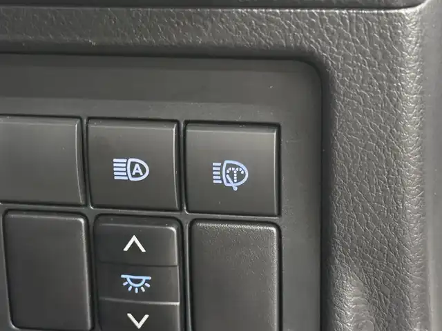 トヨタ ランドクルーザー プラド TX Lパッケージ 三重県 2020(令2)年 6万km ホワイトパールクリスタルシャイン ガソリン/パートタイム4WD/MTモード付フロア6AT/【OP】純正 8インチナビ /（AM/FM/CD/DVD/Blu-ray/SDREC/SD/USB/Bluetooth/AUX/TV）/バックカメラ/ドライブレコーダー 前方/ビルトイン ETC2.0/Toyota Safety Sense/・プリクラッシュセーフティ［PCS］/・レーンディパーチャーアラート［LDA］/・レーダークルコン/・オートハイビーム［AHB］/・【OP】クリアランスソナー＆バックソナー/・トラクションコントロールシステム/装備/・【OP】電動ムーンルーフ/・【OP】ルーフレール（ブラック）/・本革シート（ブラック）/・シートヒーター/ベンチレーション（D/N）/・パワーシート（D8way&ランバーサポート/N4way）/・オートライト/・LED ヘッドランプ＆フロントフォグランプ/・ヘッドライトウォッシャー/・ステアリングスイッチ/・雨滴感応式フロントワイパー/・【OP】純正19inAW/・プッシュスタート/・スマートキーx2/・保/取/ナビ取/など