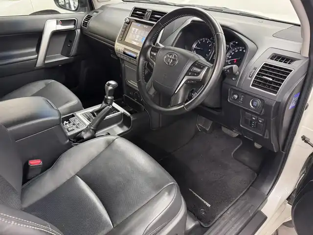 トヨタ ランドクルーザー プラド TX Lパッケージ 三重県 2020(令2)年 6万km ホワイトパールクリスタルシャイン ガソリン/パートタイム4WD/MTモード付フロア6AT/【OP】純正 8インチナビ /（AM/FM/CD/DVD/Blu-ray/SDREC/SD/USB/Bluetooth/AUX/TV）/バックカメラ/ドライブレコーダー 前方/ビルトイン ETC2.0/Toyota Safety Sense/・プリクラッシュセーフティ［PCS］/・レーンディパーチャーアラート［LDA］/・レーダークルコン/・オートハイビーム［AHB］/・【OP】クリアランスソナー＆バックソナー/・トラクションコントロールシステム/装備/・【OP】電動ムーンルーフ/・【OP】ルーフレール（ブラック）/・本革シート（ブラック）/・シートヒーター/ベンチレーション（D/N）/・パワーシート（D8way&ランバーサポート/N4way）/・オートライト/・LED ヘッドランプ＆フロントフォグランプ/・ヘッドライトウォッシャー/・ステアリングスイッチ/・雨滴感応式フロントワイパー/・【OP】純正19inAW/・プッシュスタート/・スマートキーx2/・保/取/ナビ取/など