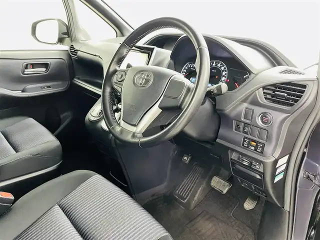 トヨタ ノア Si 福島県 2014(平26)年 5.4万km ダークバイオレットマイカメタリック トヨタセーフティセンスC/・プリクラッシュセーフティ/・レーンディパーチャーアラート/・オートマチックハイビーム/・先行車発進お知らせ機能/純正7インチナビ/・ワンセグTV/BT/SD/CD/DVD/FM/AM/・バックカメラ/・ビルトインETC/・後席フリップダウンモニター/革張りステアリング/・ステアリングスイッチ/電動格納ミラー/・ウィンカーミラー/LEDヘッドライト/・オートライト/・フォグランプ/純正フロアマット/ドアバイザー