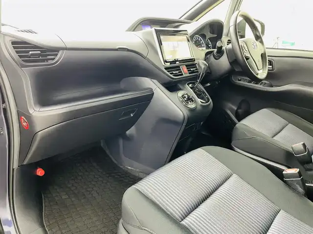 トヨタ ノア Si 福島県 2014(平26)年 5.4万km ダークバイオレットマイカメタリック トヨタセーフティセンスC/・プリクラッシュセーフティ/・レーンディパーチャーアラート/・オートマチックハイビーム/・先行車発進お知らせ機能/純正7インチナビ/・ワンセグTV/BT/SD/CD/DVD/FM/AM/・バックカメラ/・ビルトインETC/・後席フリップダウンモニター/革張りステアリング/・ステアリングスイッチ/電動格納ミラー/・ウィンカーミラー/LEDヘッドライト/・オートライト/・フォグランプ/純正フロアマット/ドアバイザー