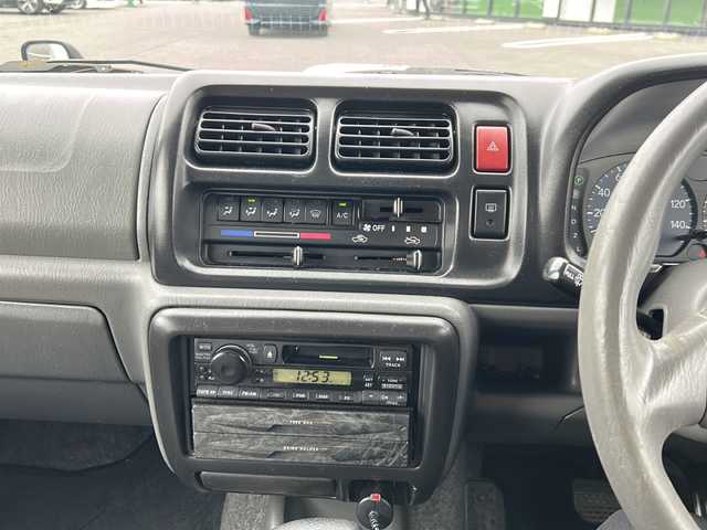 スズキ ジムニー XG 岐阜県 2001(平13)年 15.8万km シルキーシルバーメタリック 登録時走行距離157387km/ルーフレール/背面タイヤ/オーディオ/リモコンキー/布系シート/フルフラットシート/純正フロアマット/エアコン/ハロゲンヘッドライト/エアバッグ運転席・助手席/パワーウィンドウ／パワーステアリング