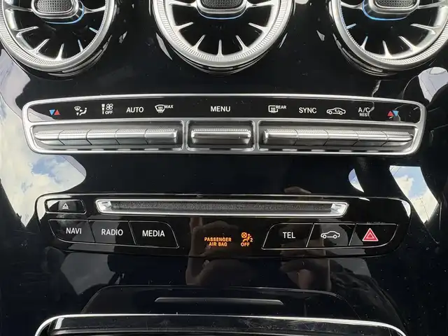 メルセデス・ベンツ ＧＬＣ２２０ d 4マチックスポーツ 本革 石川県 2017(平29)年 5.9万km 黒 4WD/サンルーフ/純正HDDナビ/Burmesterプレミアムサウンド/フルセグTV/車外カメラ（バック/フロント/サイド）/前後ドライブレコーダー/ETC/アダプティブクルーズコントロール/ヘッドアップディスプレイ/ステアリングアシスト/全席シートヒーター/パワーシート（D+N席）/パワーバックドア/アンチロック・ブレーキ・システム/衝突被害軽減システム/横滑り防止装置/前後コーナーセンサー/レーンキープアシスト/盗難防止装置/パーキングアシスト/オートマチックハイビーム/純正アルミホイール/スマートキー