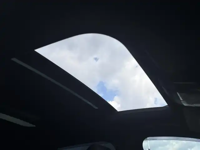 メルセデス・ベンツ ＧＬＣ２２０ d 4マチックスポーツ 本革 石川県 2017(平29)年 5.9万km 黒 4WD/サンルーフ/純正HDDナビ/Burmesterプレミアムサウンド/フルセグTV/車外カメラ（バック/フロント/サイド）/前後ドライブレコーダー/ETC/アダプティブクルーズコントロール/ヘッドアップディスプレイ/ステアリングアシスト/全席シートヒーター/パワーシート（D+N席）/パワーバックドア/アンチロック・ブレーキ・システム/衝突被害軽減システム/横滑り防止装置/前後コーナーセンサー/レーンキープアシスト/盗難防止装置/パーキングアシスト/オートマチックハイビーム/純正アルミホイール/スマートキー