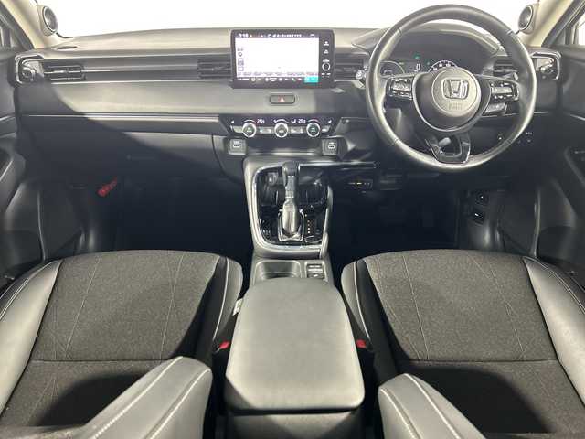 ホンダ ヴェゼル ハイブリッド e:HEV Z 神奈川県 2021(令3)年 2.7万km プラチナホワイトパール 無限グリル/ホンダコネクトディスプレイ/純正9型ワイドディスプレイオーディオ/インターナビ/プレミアムオーディオ/マルチビューカメラ/フルセグ　Bluetooth　USB/パワーバックドア/ホンダセンシング/ブラインドスポットインフォメーション/衝突軽減ブレーキ/誤発進抑制機能/後方誤発進抑制機能/近距離衝突軽減ブレーキ/歩行者事故低減ステアリング/路外逸脱抑制機能/アダブティブクルーズコントロール/車線維持支援システム/先行車発進お知らせ機能/標識認識機能/オートハイビーム/パーキングセンサー/ETC2.0/後退出庫サポート/ワイヤレス充電/革巻きステアリング/パドルシフト/ステアリングヒーター/ステアリングスイッチ/合皮/ファブリックコンビシート/前席シートヒーター/ECO/SPORTモード/電動パーキングブレーキ/AVH/プッシュスタート/スマートキー/LEDヘッドランプ/LEDフロントフォグランプ/LEDアクティブコーナリングランプ/LEDシーケンシャルターンランプ/純正18インチアルミホイール/純正リアスポイラー