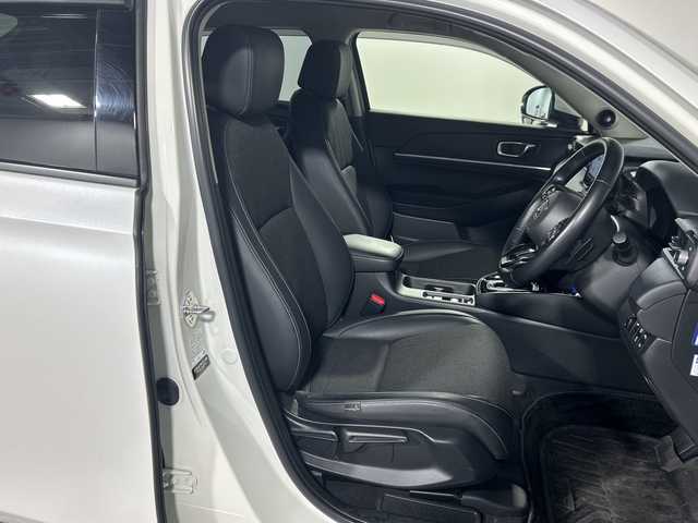 ホンダ ヴェゼル ハイブリッド e:HEV Z 神奈川県 2021(令3)年 2.7万km プラチナホワイトパール 無限グリル/ホンダコネクトディスプレイ/純正9型ワイドディスプレイオーディオ/インターナビ/プレミアムオーディオ/マルチビューカメラ/フルセグ　Bluetooth　USB/パワーバックドア/ホンダセンシング/ブラインドスポットインフォメーション/衝突軽減ブレーキ/誤発進抑制機能/後方誤発進抑制機能/近距離衝突軽減ブレーキ/歩行者事故低減ステアリング/路外逸脱抑制機能/アダブティブクルーズコントロール/車線維持支援システム/先行車発進お知らせ機能/標識認識機能/オートハイビーム/パーキングセンサー/ETC2.0/後退出庫サポート/ワイヤレス充電/革巻きステアリング/パドルシフト/ステアリングヒーター/ステアリングスイッチ/合皮/ファブリックコンビシート/前席シートヒーター/ECO/SPORTモード/電動パーキングブレーキ/AVH/プッシュスタート/スマートキー/LEDヘッドランプ/LEDフロントフォグランプ/LEDアクティブコーナリングランプ/LEDシーケンシャルターンランプ/純正18インチアルミホイール/純正リアスポイラー