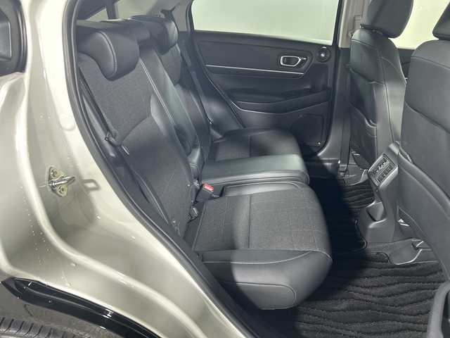 ホンダ ヴェゼル ハイブリッド e:HEV Z 神奈川県 2021(令3)年 2.7万km プラチナホワイトパール 無限グリル/ホンダコネクトディスプレイ/純正9型ワイドディスプレイオーディオ/インターナビ/プレミアムオーディオ/マルチビューカメラ/フルセグ　Bluetooth　USB/パワーバックドア/ホンダセンシング/ブラインドスポットインフォメーション/衝突軽減ブレーキ/誤発進抑制機能/後方誤発進抑制機能/近距離衝突軽減ブレーキ/歩行者事故低減ステアリング/路外逸脱抑制機能/アダブティブクルーズコントロール/車線維持支援システム/先行車発進お知らせ機能/標識認識機能/オートハイビーム/パーキングセンサー/ETC2.0/後退出庫サポート/ワイヤレス充電/革巻きステアリング/パドルシフト/ステアリングヒーター/ステアリングスイッチ/合皮/ファブリックコンビシート/前席シートヒーター/ECO/SPORTモード/電動パーキングブレーキ/AVH/プッシュスタート/スマートキー/LEDヘッドランプ/LEDフロントフォグランプ/LEDアクティブコーナリングランプ/LEDシーケンシャルターンランプ/純正18インチアルミホイール/純正リアスポイラー