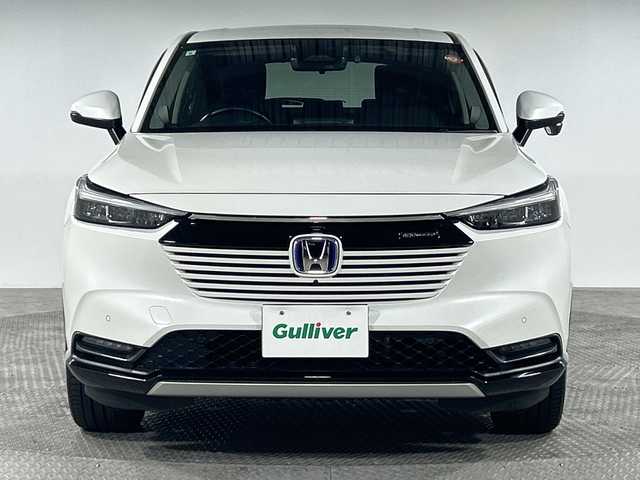 ホンダ ヴェゼル ハイブリッド e:HEV Z 神奈川県 2021(令3)年 2.7万km プラチナホワイトパール 無限グリル/ホンダコネクトディスプレイ/純正9型ワイドディスプレイオーディオ/インターナビ/プレミアムオーディオ/マルチビューカメラ/フルセグ　Bluetooth　USB/パワーバックドア/ホンダセンシング/ブラインドスポットインフォメーション/衝突軽減ブレーキ/誤発進抑制機能/後方誤発進抑制機能/近距離衝突軽減ブレーキ/歩行者事故低減ステアリング/路外逸脱抑制機能/アダブティブクルーズコントロール/車線維持支援システム/先行車発進お知らせ機能/標識認識機能/オートハイビーム/パーキングセンサー/ETC2.0/後退出庫サポート/ワイヤレス充電/革巻きステアリング/パドルシフト/ステアリングヒーター/ステアリングスイッチ/合皮/ファブリックコンビシート/前席シートヒーター/ECO/SPORTモード/電動パーキングブレーキ/AVH/プッシュスタート/スマートキー/LEDヘッドランプ/LEDフロントフォグランプ/LEDアクティブコーナリングランプ/LEDシーケンシャルターンランプ/純正18インチアルミホイール/純正リアスポイラー