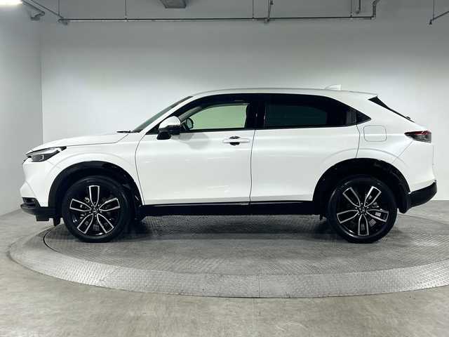 ホンダ ヴェゼル ハイブリッド e:HEV Z 神奈川県 2021(令3)年 2.7万km プラチナホワイトパール 無限グリル/ホンダコネクトディスプレイ/純正9型ワイドディスプレイオーディオ/インターナビ/プレミアムオーディオ/マルチビューカメラ/フルセグ　Bluetooth　USB/パワーバックドア/ホンダセンシング/ブラインドスポットインフォメーション/衝突軽減ブレーキ/誤発進抑制機能/後方誤発進抑制機能/近距離衝突軽減ブレーキ/歩行者事故低減ステアリング/路外逸脱抑制機能/アダブティブクルーズコントロール/車線維持支援システム/先行車発進お知らせ機能/標識認識機能/オートハイビーム/パーキングセンサー/ETC2.0/後退出庫サポート/ワイヤレス充電/革巻きステアリング/パドルシフト/ステアリングヒーター/ステアリングスイッチ/合皮/ファブリックコンビシート/前席シートヒーター/ECO/SPORTモード/電動パーキングブレーキ/AVH/プッシュスタート/スマートキー/LEDヘッドランプ/LEDフロントフォグランプ/LEDアクティブコーナリングランプ/LEDシーケンシャルターンランプ/純正18インチアルミホイール/純正リアスポイラー