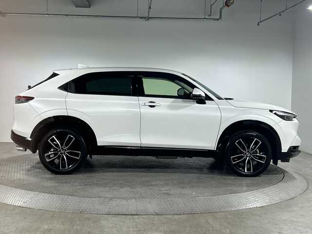 ホンダ ヴェゼル ハイブリッド e:HEV Z 神奈川県 2021(令3)年 2.7万km プラチナホワイトパール 無限グリル/ホンダコネクトディスプレイ/純正9型ワイドディスプレイオーディオ/インターナビ/プレミアムオーディオ/マルチビューカメラ/フルセグ　Bluetooth　USB/パワーバックドア/ホンダセンシング/ブラインドスポットインフォメーション/衝突軽減ブレーキ/誤発進抑制機能/後方誤発進抑制機能/近距離衝突軽減ブレーキ/歩行者事故低減ステアリング/路外逸脱抑制機能/アダブティブクルーズコントロール/車線維持支援システム/先行車発進お知らせ機能/標識認識機能/オートハイビーム/パーキングセンサー/ETC2.0/後退出庫サポート/ワイヤレス充電/革巻きステアリング/パドルシフト/ステアリングヒーター/ステアリングスイッチ/合皮/ファブリックコンビシート/前席シートヒーター/ECO/SPORTモード/電動パーキングブレーキ/AVH/プッシュスタート/スマートキー/LEDヘッドランプ/LEDフロントフォグランプ/LEDアクティブコーナリングランプ/LEDシーケンシャルターンランプ/純正18インチアルミホイール/純正リアスポイラー