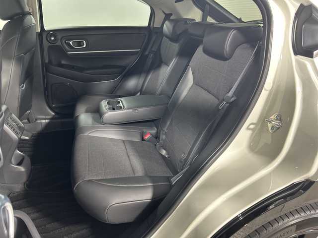 ホンダ ヴェゼル ハイブリッド e:HEV Z 神奈川県 2021(令3)年 2.7万km プラチナホワイトパール 無限グリル/ホンダコネクトディスプレイ/純正9型ワイドディスプレイオーディオ/インターナビ/プレミアムオーディオ/マルチビューカメラ/フルセグ　Bluetooth　USB/パワーバックドア/ホンダセンシング/ブラインドスポットインフォメーション/衝突軽減ブレーキ/誤発進抑制機能/後方誤発進抑制機能/近距離衝突軽減ブレーキ/歩行者事故低減ステアリング/路外逸脱抑制機能/アダブティブクルーズコントロール/車線維持支援システム/先行車発進お知らせ機能/標識認識機能/オートハイビーム/パーキングセンサー/ETC2.0/後退出庫サポート/ワイヤレス充電/革巻きステアリング/パドルシフト/ステアリングヒーター/ステアリングスイッチ/合皮/ファブリックコンビシート/前席シートヒーター/ECO/SPORTモード/電動パーキングブレーキ/AVH/プッシュスタート/スマートキー/LEDヘッドランプ/LEDフロントフォグランプ/LEDアクティブコーナリングランプ/LEDシーケンシャルターンランプ/純正18インチアルミホイール/純正リアスポイラー