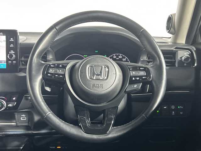 ホンダ ヴェゼル ハイブリッド e:HEV Z 神奈川県 2021(令3)年 2.7万km プラチナホワイトパール 無限グリル/ホンダコネクトディスプレイ/純正9型ワイドディスプレイオーディオ/インターナビ/プレミアムオーディオ/マルチビューカメラ/フルセグ　Bluetooth　USB/パワーバックドア/ホンダセンシング/ブラインドスポットインフォメーション/衝突軽減ブレーキ/誤発進抑制機能/後方誤発進抑制機能/近距離衝突軽減ブレーキ/歩行者事故低減ステアリング/路外逸脱抑制機能/アダブティブクルーズコントロール/車線維持支援システム/先行車発進お知らせ機能/標識認識機能/オートハイビーム/パーキングセンサー/ETC2.0/後退出庫サポート/ワイヤレス充電/革巻きステアリング/パドルシフト/ステアリングヒーター/ステアリングスイッチ/合皮/ファブリックコンビシート/前席シートヒーター/ECO/SPORTモード/電動パーキングブレーキ/AVH/プッシュスタート/スマートキー/LEDヘッドランプ/LEDフロントフォグランプ/LEDアクティブコーナリングランプ/LEDシーケンシャルターンランプ/純正18インチアルミホイール/純正リアスポイラー