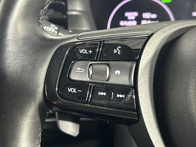 ホンダ ヴェゼル ハイブリッド e:HEV Z 神奈川県 2021(令3)年 2.7万km プラチナホワイトパール 無限グリル/ホンダコネクトディスプレイ/純正9型ワイドディスプレイオーディオ/インターナビ/プレミアムオーディオ/マルチビューカメラ/フルセグ　Bluetooth　USB/パワーバックドア/ホンダセンシング/ブラインドスポットインフォメーション/衝突軽減ブレーキ/誤発進抑制機能/後方誤発進抑制機能/近距離衝突軽減ブレーキ/歩行者事故低減ステアリング/路外逸脱抑制機能/アダブティブクルーズコントロール/車線維持支援システム/先行車発進お知らせ機能/標識認識機能/オートハイビーム/パーキングセンサー/ETC2.0/後退出庫サポート/ワイヤレス充電/革巻きステアリング/パドルシフト/ステアリングヒーター/ステアリングスイッチ/合皮/ファブリックコンビシート/前席シートヒーター/ECO/SPORTモード/電動パーキングブレーキ/AVH/プッシュスタート/スマートキー/LEDヘッドランプ/LEDフロントフォグランプ/LEDアクティブコーナリングランプ/LEDシーケンシャルターンランプ/純正18インチアルミホイール/純正リアスポイラー