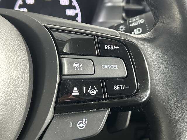 ホンダ ヴェゼル ハイブリッド e:HEV Z 神奈川県 2021(令3)年 2.7万km プラチナホワイトパール 無限グリル/ホンダコネクトディスプレイ/純正9型ワイドディスプレイオーディオ/インターナビ/プレミアムオーディオ/マルチビューカメラ/フルセグ　Bluetooth　USB/パワーバックドア/ホンダセンシング/ブラインドスポットインフォメーション/衝突軽減ブレーキ/誤発進抑制機能/後方誤発進抑制機能/近距離衝突軽減ブレーキ/歩行者事故低減ステアリング/路外逸脱抑制機能/アダブティブクルーズコントロール/車線維持支援システム/先行車発進お知らせ機能/標識認識機能/オートハイビーム/パーキングセンサー/ETC2.0/後退出庫サポート/ワイヤレス充電/革巻きステアリング/パドルシフト/ステアリングヒーター/ステアリングスイッチ/合皮/ファブリックコンビシート/前席シートヒーター/ECO/SPORTモード/電動パーキングブレーキ/AVH/プッシュスタート/スマートキー/LEDヘッドランプ/LEDフロントフォグランプ/LEDアクティブコーナリングランプ/LEDシーケンシャルターンランプ/純正18インチアルミホイール/純正リアスポイラー