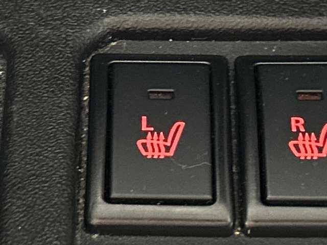 スズキ ジムニー シエラ JC 神奈川県 2023(令5)年 2.2万km シフォンアイボリーM スズキセーフティサポート/純正7型ナビ/・BT/フルセグTV/CD/DVD/SD/バックカメラ/ETC/シートヒーター(D/N)/革巻きステアリング/ステアリングスイッチ/Autoライト/クルーズコントロール/ダウンヒルアシストコントロール/アイドリングストップ機能/ヘッドライトウォッシャー/スマートキー/プッシュスタートボタン/電動格納ミラー/ウィンカーミラー/LEDヘッドライト/ミラーヒーター/純正フロアマット/純正15インチアルミホイール