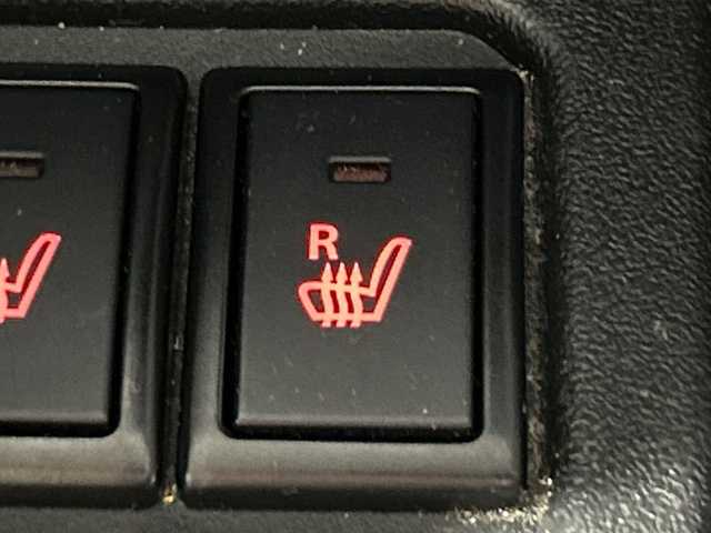 スズキ ジムニー シエラ JC 神奈川県 2023(令5)年 2.2万km シフォンアイボリーM スズキセーフティサポート/純正7型ナビ/・BT/フルセグTV/CD/DVD/SD/バックカメラ/ETC/シートヒーター(D/N)/革巻きステアリング/ステアリングスイッチ/Autoライト/クルーズコントロール/ダウンヒルアシストコントロール/アイドリングストップ機能/ヘッドライトウォッシャー/スマートキー/プッシュスタートボタン/電動格納ミラー/ウィンカーミラー/LEDヘッドライト/ミラーヒーター/純正フロアマット/純正15インチアルミホイール