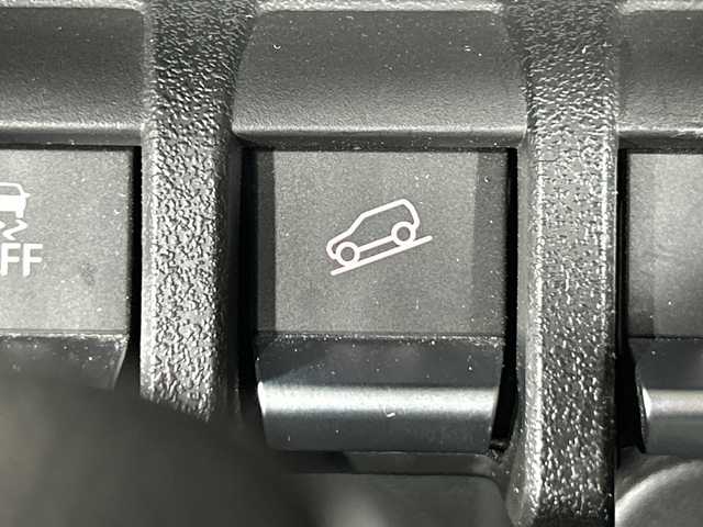 スズキ ジムニー シエラ JC 神奈川県 2023(令5)年 2.2万km シフォンアイボリーM スズキセーフティサポート/純正7型ナビ/・BT/フルセグTV/CD/DVD/SD/バックカメラ/ETC/シートヒーター(D/N)/革巻きステアリング/ステアリングスイッチ/Autoライト/クルーズコントロール/ダウンヒルアシストコントロール/アイドリングストップ機能/ヘッドライトウォッシャー/スマートキー/プッシュスタートボタン/電動格納ミラー/ウィンカーミラー/LEDヘッドライト/ミラーヒーター/純正フロアマット/純正15インチアルミホイール