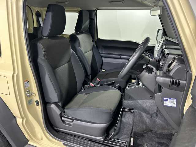 スズキ ジムニー シエラ JC 神奈川県 2023(令5)年 2.2万km シフォンアイボリーM スズキセーフティサポート/純正7型ナビ/・BT/フルセグTV/CD/DVD/SD/バックカメラ/ETC/シートヒーター(D/N)/革巻きステアリング/ステアリングスイッチ/Autoライト/クルーズコントロール/ダウンヒルアシストコントロール/アイドリングストップ機能/ヘッドライトウォッシャー/スマートキー/プッシュスタートボタン/電動格納ミラー/ウィンカーミラー/LEDヘッドライト/ミラーヒーター/純正フロアマット/純正15インチアルミホイール