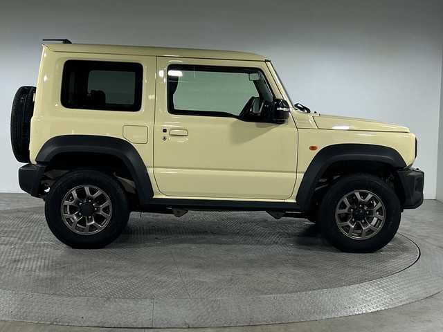 スズキ ジムニー シエラ JC 神奈川県 2023(令5)年 2.2万km シフォンアイボリーM スズキセーフティサポート/純正7型ナビ/・BT/フルセグTV/CD/DVD/SD/バックカメラ/ETC/シートヒーター(D/N)/革巻きステアリング/ステアリングスイッチ/Autoライト/クルーズコントロール/ダウンヒルアシストコントロール/アイドリングストップ機能/ヘッドライトウォッシャー/スマートキー/プッシュスタートボタン/電動格納ミラー/ウィンカーミラー/LEDヘッドライト/ミラーヒーター/純正フロアマット/純正15インチアルミホイール