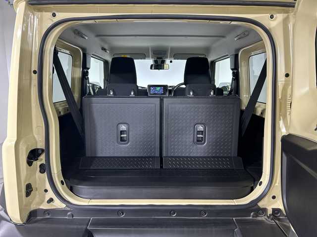 スズキ ジムニー シエラ JC 神奈川県 2023(令5)年 2.2万km シフォンアイボリーM スズキセーフティサポート/純正7型ナビ/・BT/フルセグTV/CD/DVD/SD/バックカメラ/ETC/シートヒーター(D/N)/革巻きステアリング/ステアリングスイッチ/Autoライト/クルーズコントロール/ダウンヒルアシストコントロール/アイドリングストップ機能/ヘッドライトウォッシャー/スマートキー/プッシュスタートボタン/電動格納ミラー/ウィンカーミラー/LEDヘッドライト/ミラーヒーター/純正フロアマット/純正15インチアルミホイール