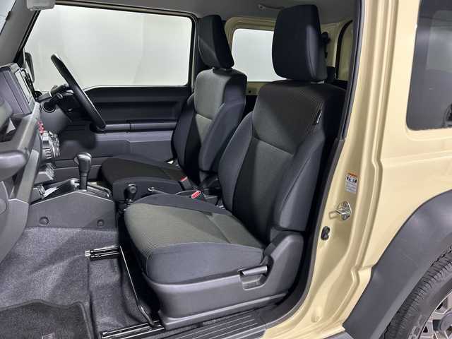 スズキ ジムニー シエラ JC 神奈川県 2023(令5)年 2.2万km シフォンアイボリーM スズキセーフティサポート/純正7型ナビ/・BT/フルセグTV/CD/DVD/SD/バックカメラ/ETC/シートヒーター(D/N)/革巻きステアリング/ステアリングスイッチ/Autoライト/クルーズコントロール/ダウンヒルアシストコントロール/アイドリングストップ機能/ヘッドライトウォッシャー/スマートキー/プッシュスタートボタン/電動格納ミラー/ウィンカーミラー/LEDヘッドライト/ミラーヒーター/純正フロアマット/純正15インチアルミホイール