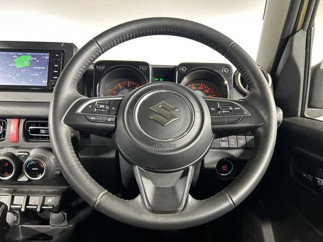 スズキ ジムニー シエラ JC 神奈川県 2023(令5)年 2.2万km シフォンアイボリーM スズキセーフティサポート/純正7型ナビ/・BT/フルセグTV/CD/DVD/SD/バックカメラ/ETC/シートヒーター(D/N)/革巻きステアリング/ステアリングスイッチ/Autoライト/クルーズコントロール/ダウンヒルアシストコントロール/アイドリングストップ機能/ヘッドライトウォッシャー/スマートキー/プッシュスタートボタン/電動格納ミラー/ウィンカーミラー/LEDヘッドライト/ミラーヒーター/純正フロアマット/純正15インチアルミホイール