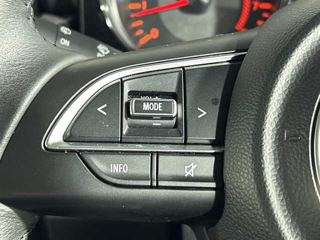 スズキ ジムニー シエラ JC 神奈川県 2023(令5)年 2.2万km シフォンアイボリーM スズキセーフティサポート/純正7型ナビ/・BT/フルセグTV/CD/DVD/SD/バックカメラ/ETC/シートヒーター(D/N)/革巻きステアリング/ステアリングスイッチ/Autoライト/クルーズコントロール/ダウンヒルアシストコントロール/アイドリングストップ機能/ヘッドライトウォッシャー/スマートキー/プッシュスタートボタン/電動格納ミラー/ウィンカーミラー/LEDヘッドライト/ミラーヒーター/純正フロアマット/純正15インチアルミホイール