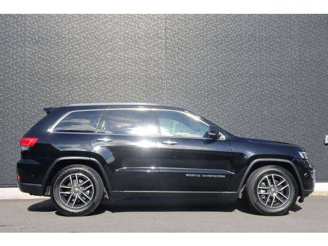 クライスラー・ジープ ジープ グランドチェロキー LTD 大分県 2020(令2)年 5.4万km 黒 アダプティブクルーズコントロール/ブラインドスポットモニター/エアサス/純正ナビ/地デジ/ＣａｒＰｌａｙ/Bluetooth/バックカメラ/フロントカメラ/サイドカメラ/黒革/シートヒーター/エアシート/ステアリングヒーター/パドルシフト/ＬＥＤヘッドライト/オートハイビーム/パワーバックドア/純正１８インチＡＷ/ＥＴＣ