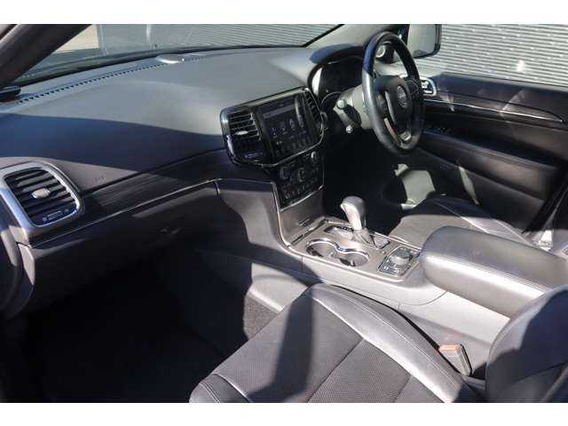 クライスラー・ジープ ジープ グランドチェロキー LTD 大分県 2020(令2)年 5.4万km 黒 アダプティブクルーズコントロール/ブラインドスポットモニター/エアサス/純正ナビ/地デジ/ＣａｒＰｌａｙ/Bluetooth/バックカメラ/フロントカメラ/サイドカメラ/黒革/シートヒーター/エアシート/ステアリングヒーター/パドルシフト/ＬＥＤヘッドライト/オートハイビーム/パワーバックドア/純正１８インチＡＷ/ＥＴＣ