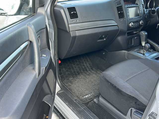 三菱 パジェロ ロング GR 秋田県 2011(平23)年 8万km クールシルバーメタリック 純正メモリナビ/純正CD、DVD/社外17インチAW/純正AW積込み/バックカメラ/ETC/スペアキー